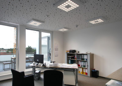 GO Logistik Verwaltungsgebäude, Blick in ein Einzelbüro mit eingeschalteten LED Leuchten an der Decke