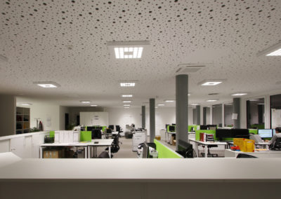 Großraumbüro der Go Logistik mit Blick auf die neue LED Beleuchtung an der Decke