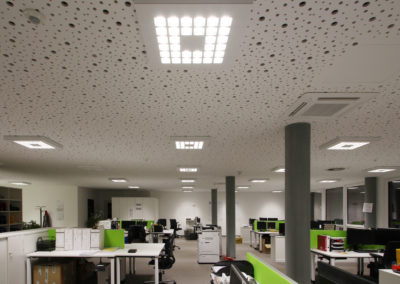 Großraumbüro der Go Logistik mit Blick auf die neue LED Beleuchtung an der Decke