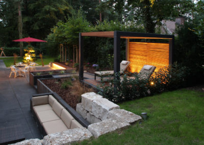 Garten mit beleuchteter Pergola und zwei Liegestühlen, mit Lounge Sitzecke
