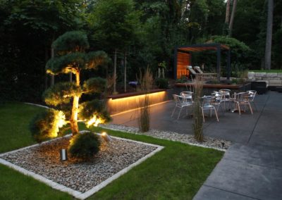 Gartenbeleuchtung mit angestrahltem Baum und unterleuchteter Sitzbank, Pergola mit indirekter Beleuchtung