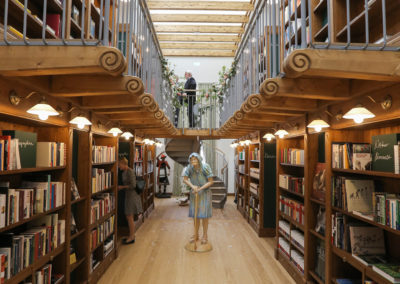 Blick in die 2 geschossige Bibliothek mit Galerie und Tageslichtdecke