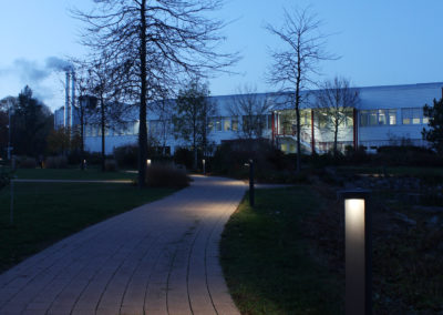 Schwan Stabilo Firmenzentrale, Blick in die Gartenanlage mit Pollerleuchten