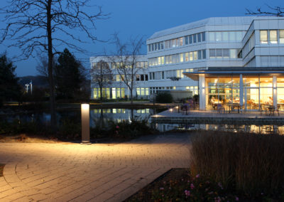 Schwan Stabilo Firmenzentrale, Blick in die Gartenanlage mit See und Pollerleuchten
